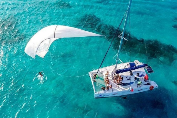 Recorrido a Islas Mujeres con todo incluido en un catamarán de lujo y esnórquel con salida desde Cancún